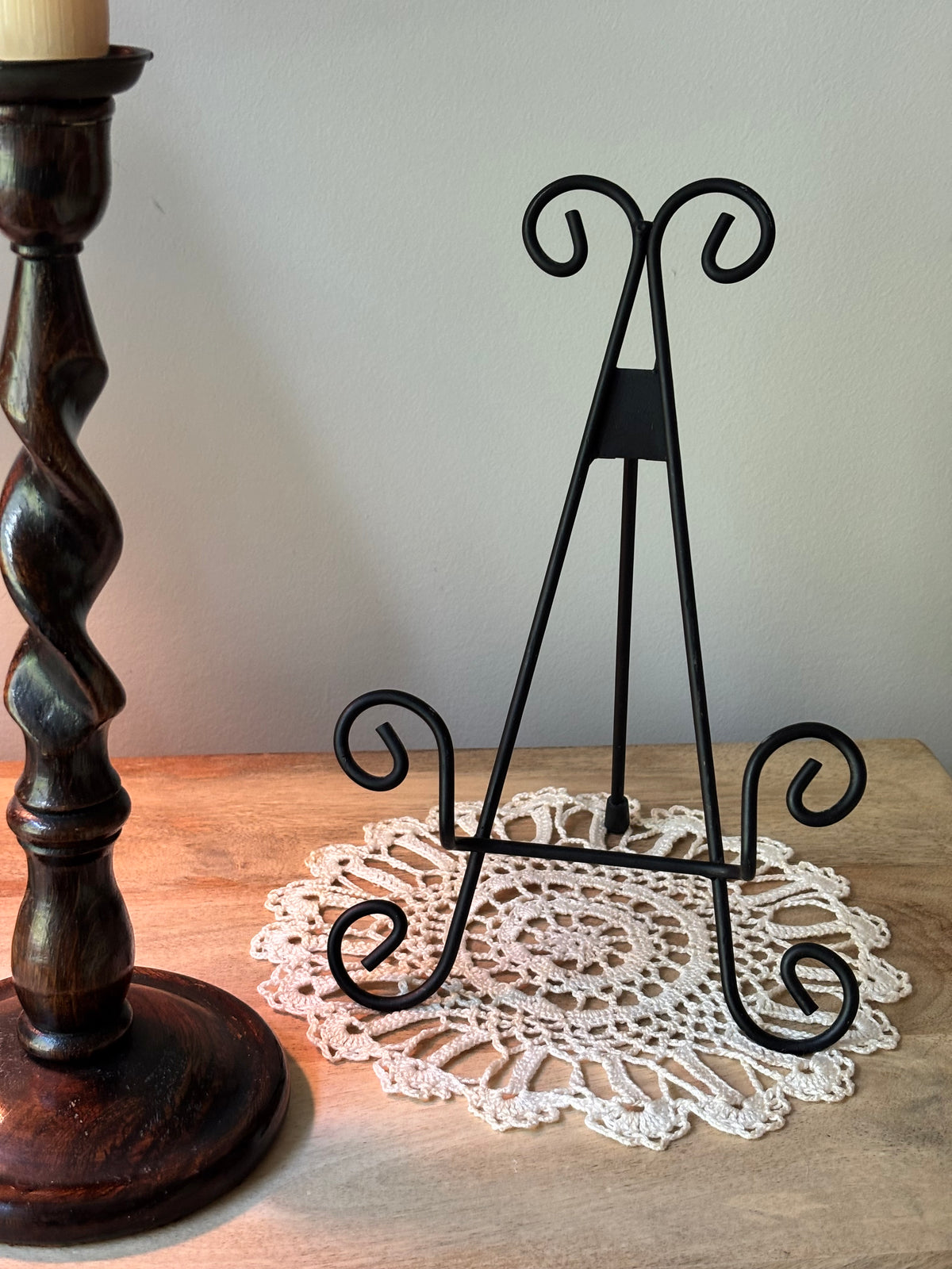 Metal Swirl Plate Stand