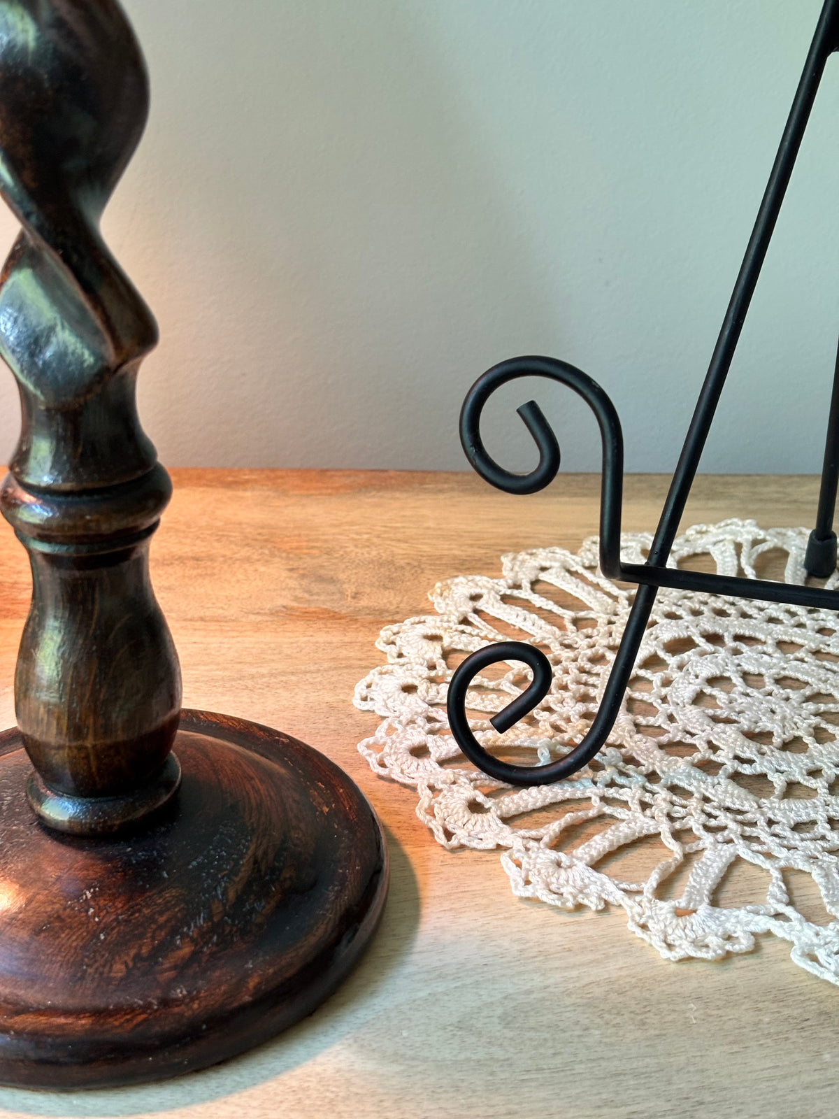 Metal Swirl Plate Stand