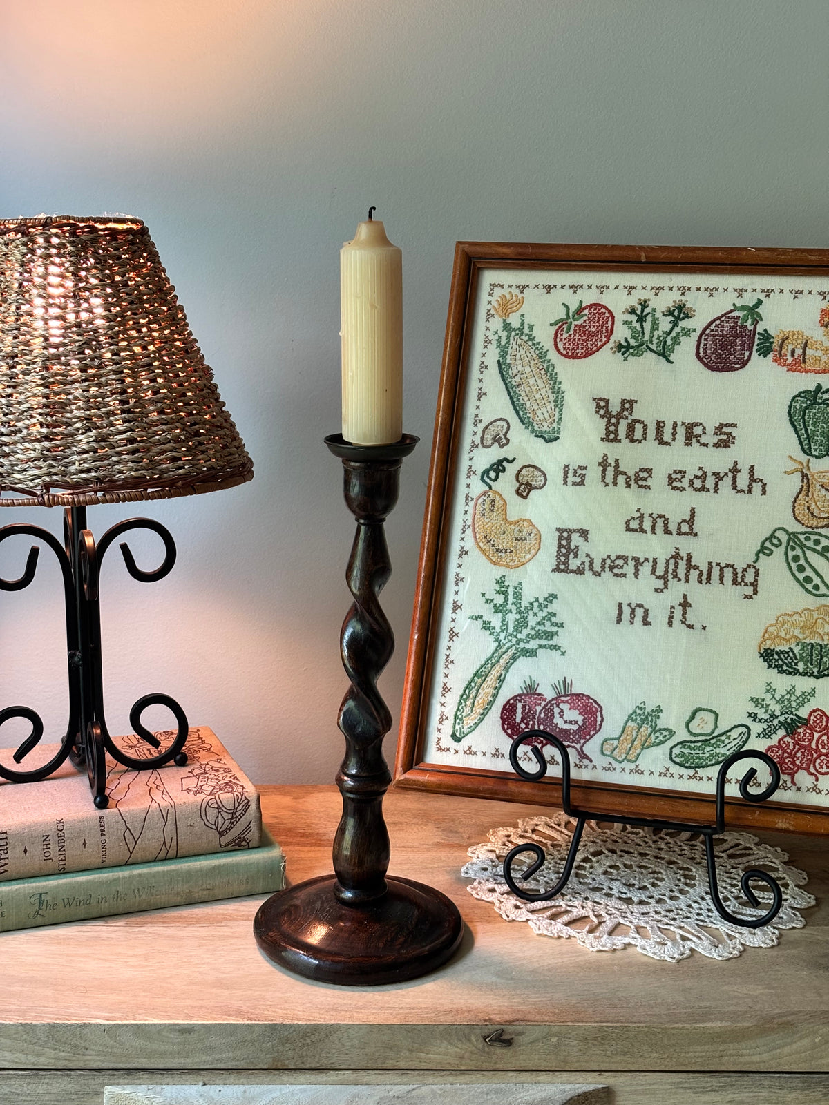 Metal Swirl Plate Stand