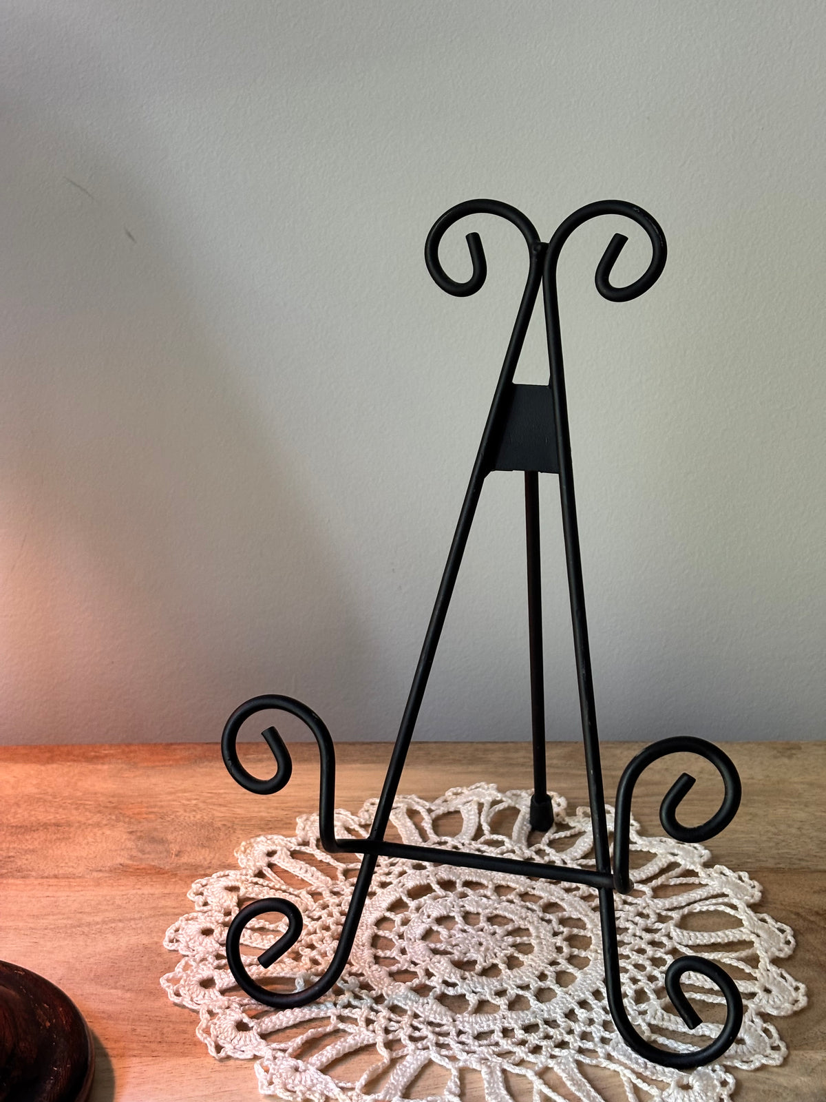 Metal Swirl Plate Stand