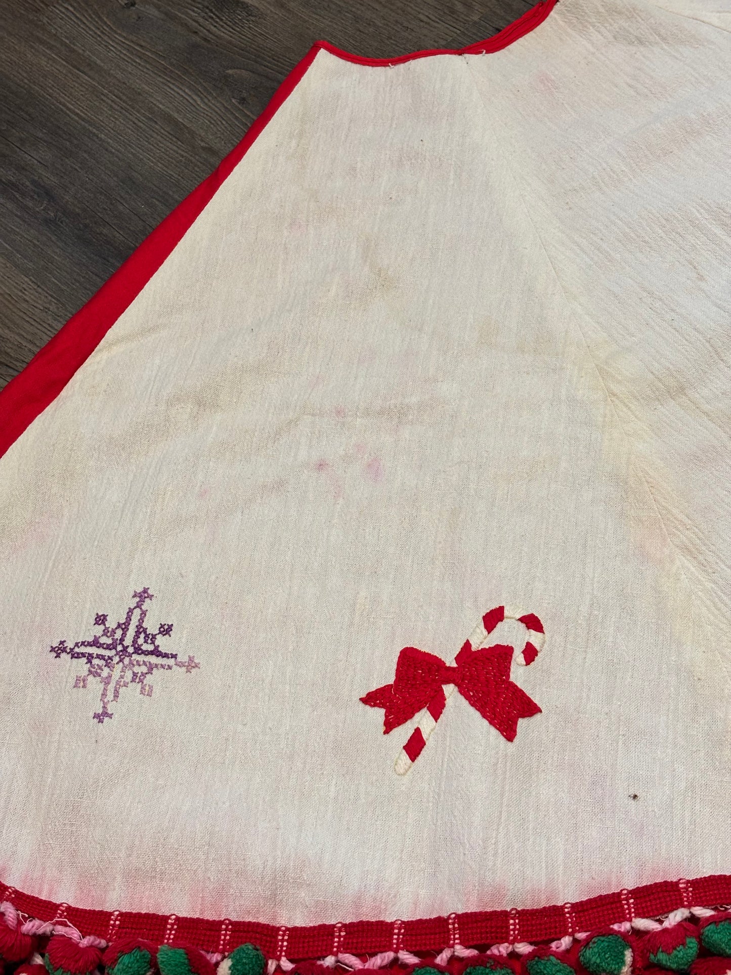 Vintage Embroidered Christmas Tree Skirt