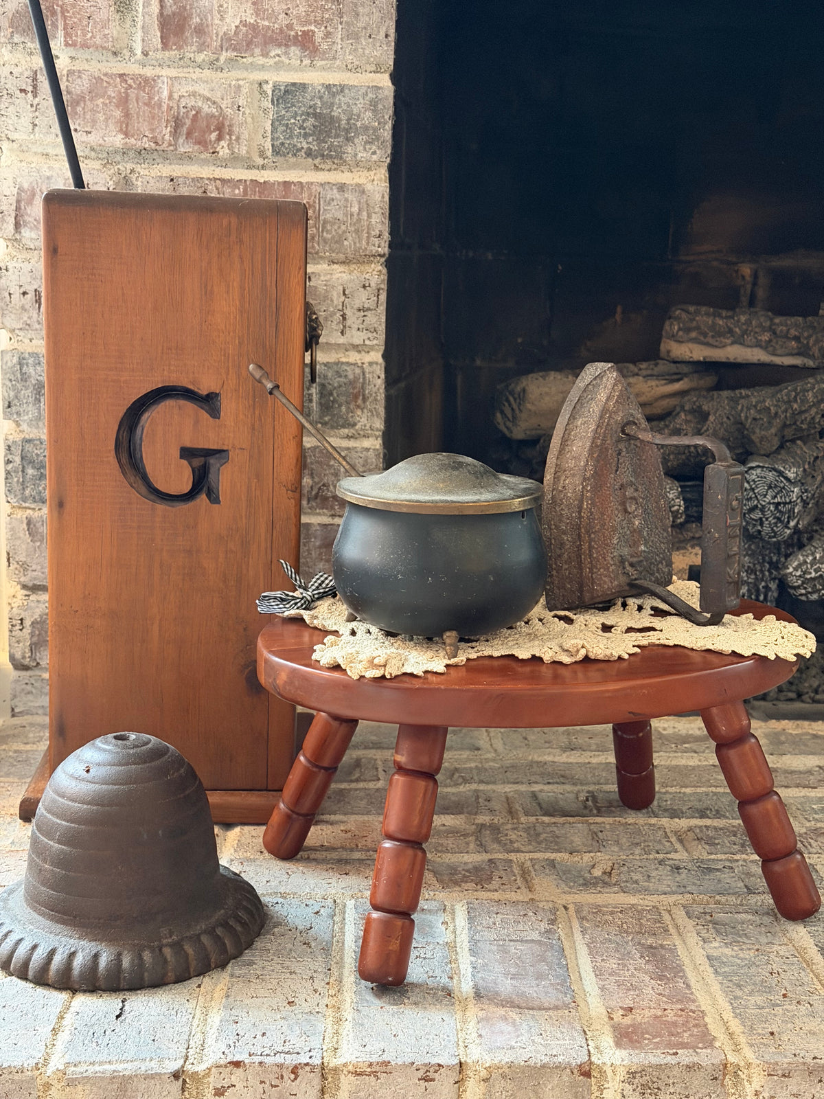Oval Wooden Riser with Spindle Legs